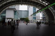 ①駅改札を左へ進みます